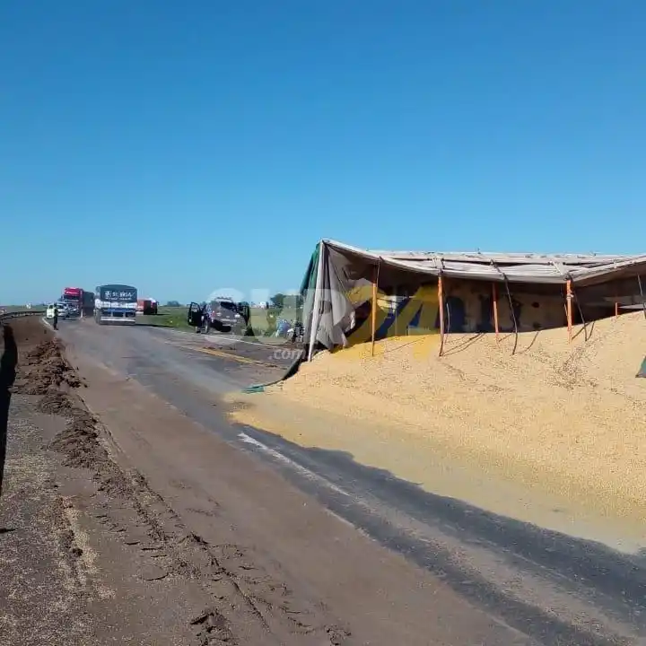 Volcó un camión sobre la Ruta 33 a la altura de Chovet