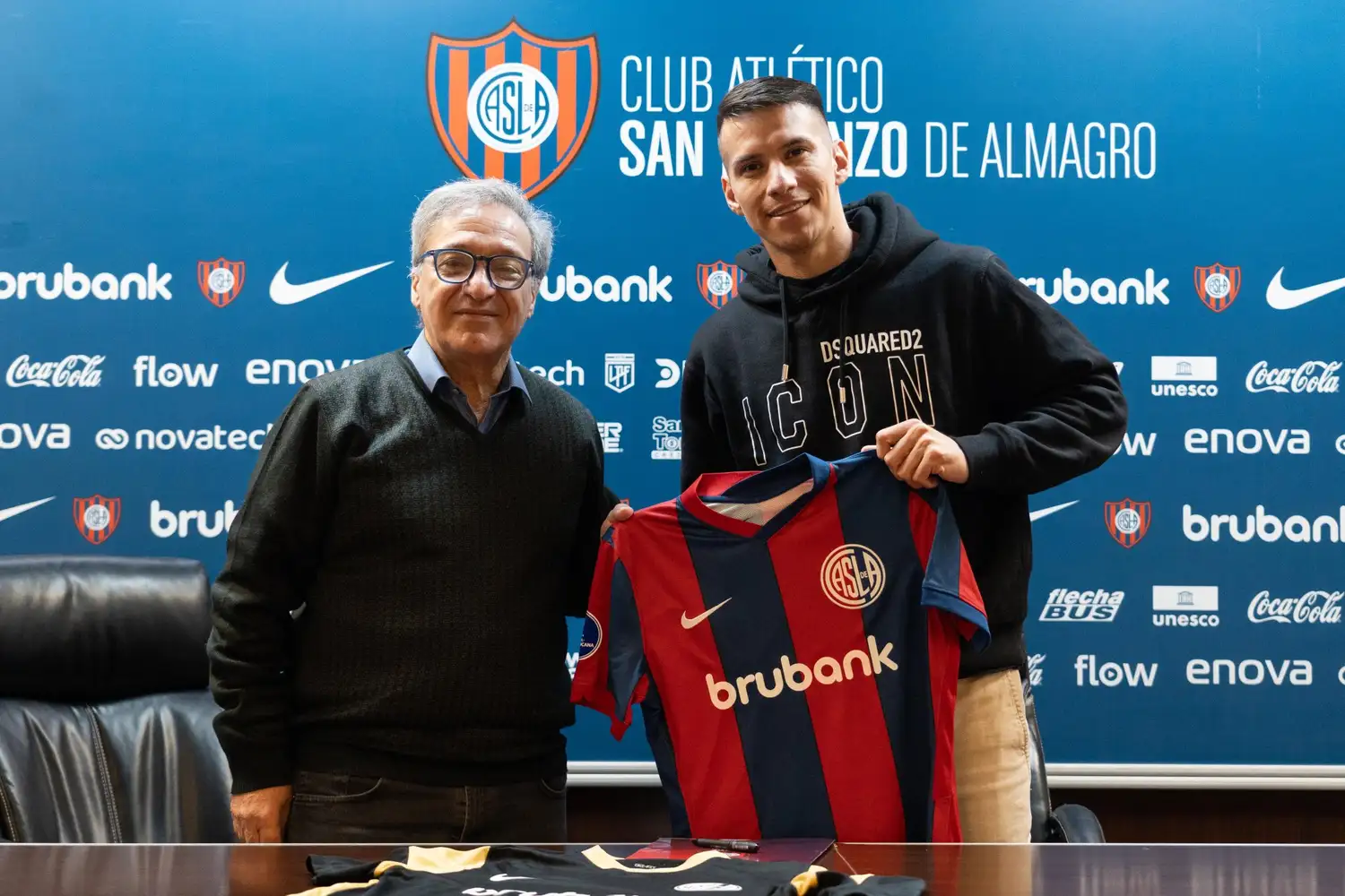 Auzqui posa junto al presidente Arreceygor.