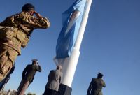 Mástil del Bicentenario: la Banda del Ejército se sumó a izar y arriar la bandera los fines de semana