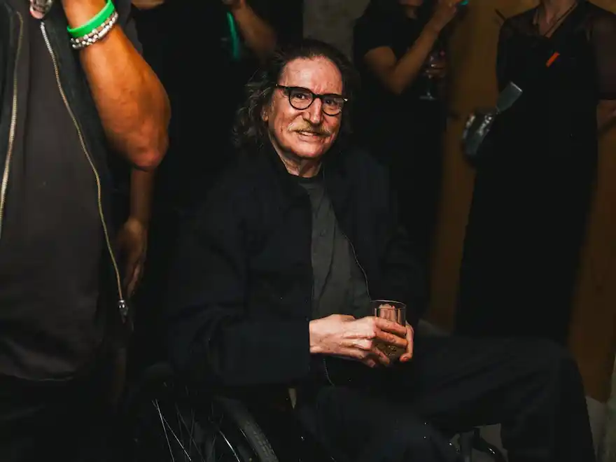 El músico, de 72 años, permanece en observación y recibe diálisis para preservar la función renal después de la cirugía