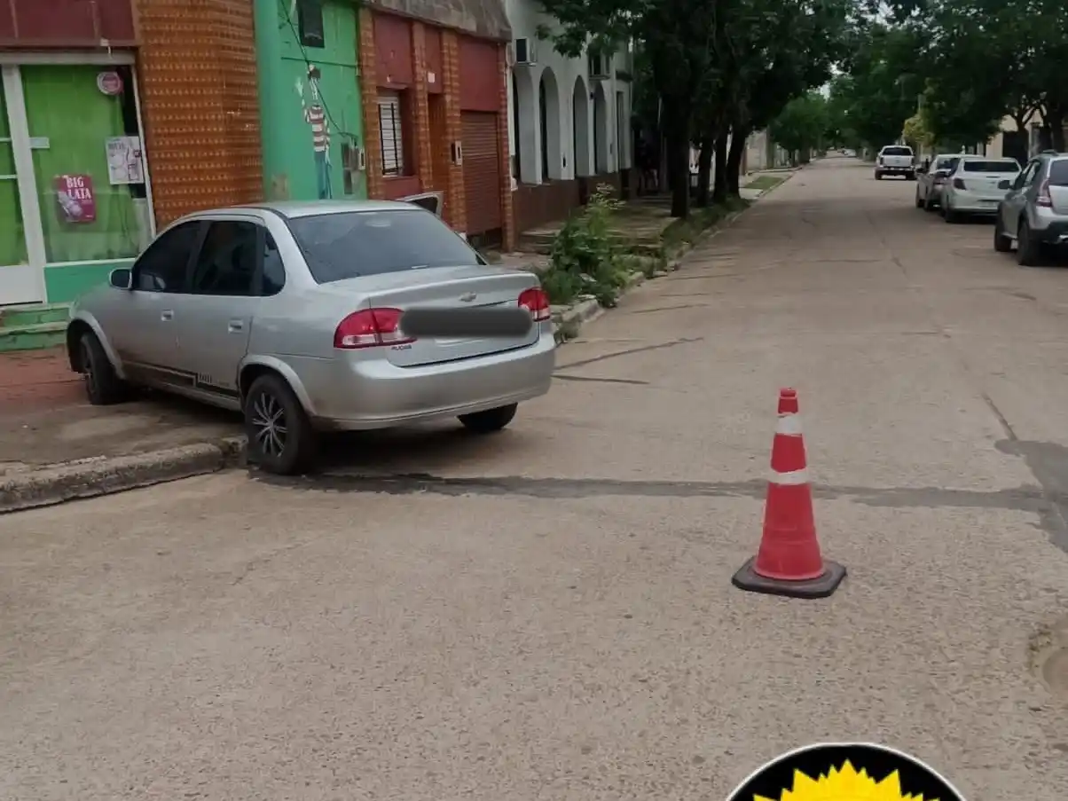 En Leopoldo Herrera y Ramírez, un joven de 17 años terminó con su auto sobre la vereda