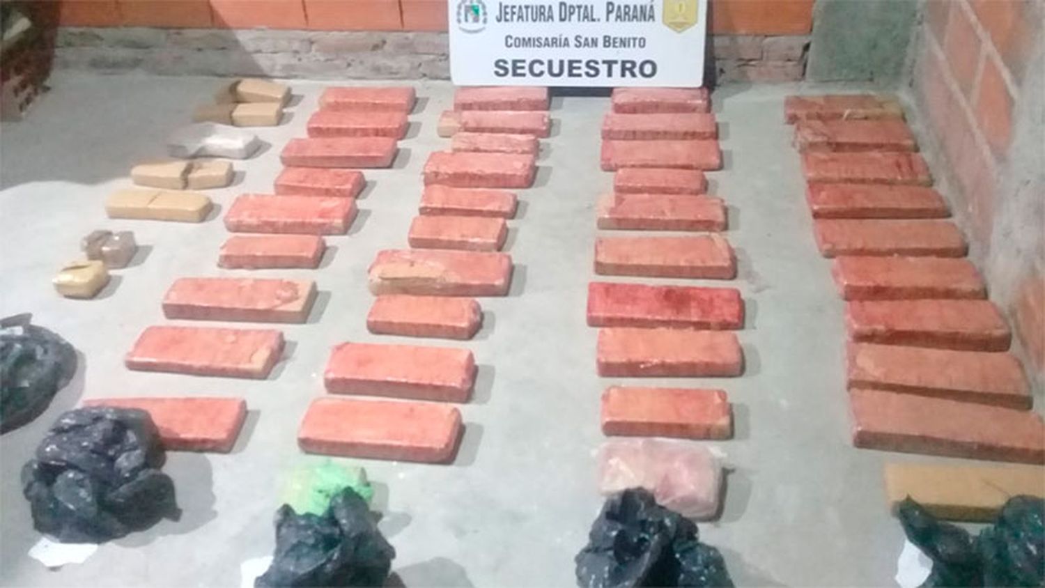 Agredió a su pareja, lo detuvieron y le incautaron 44 ladrillos de marihuana