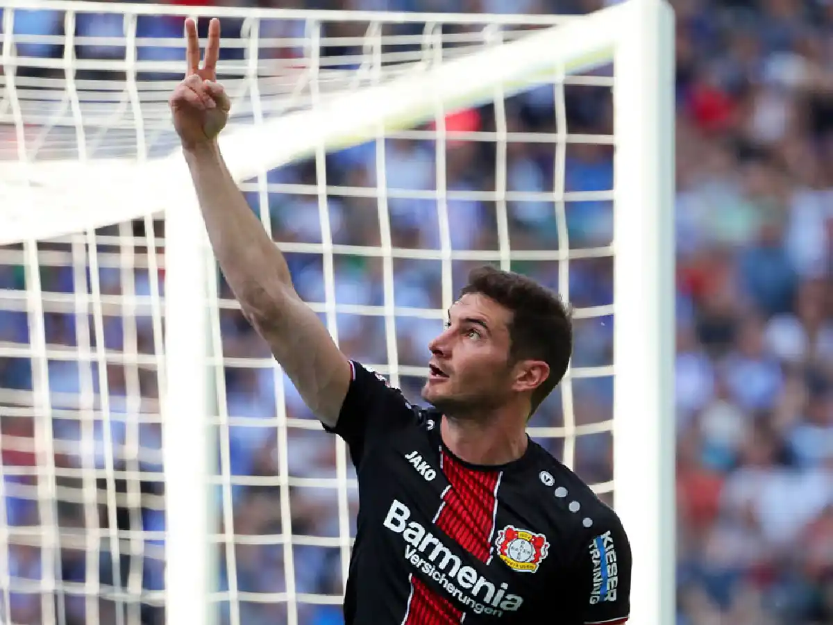 Alario le dio la clasificación al Leverkusen 