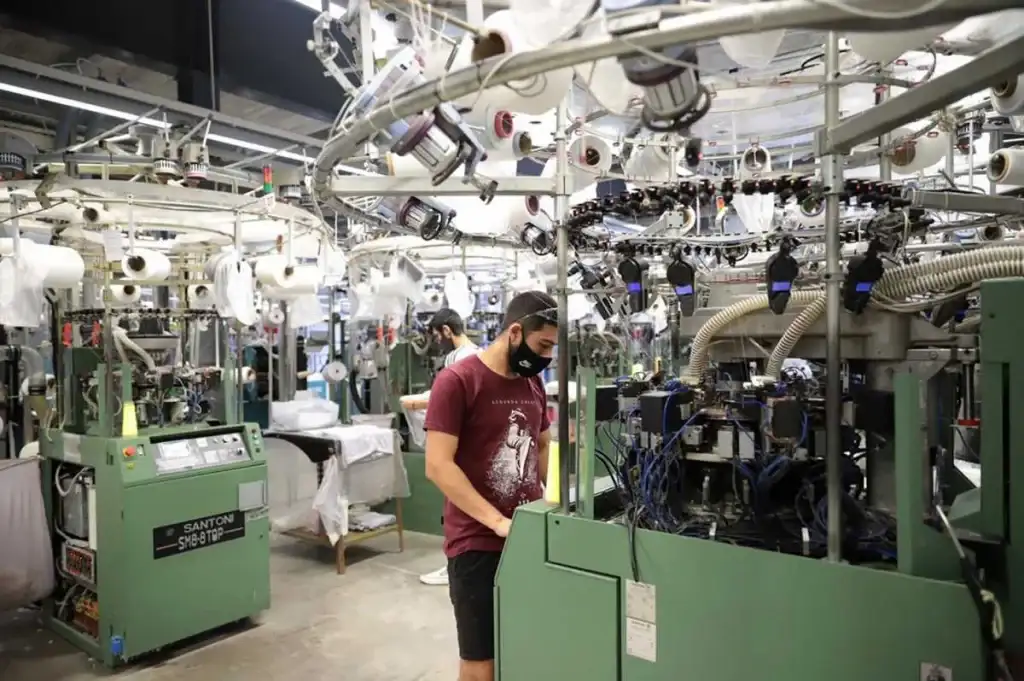 La baja de los empleos en la industria manufacturera fue de 85.561 puestos.