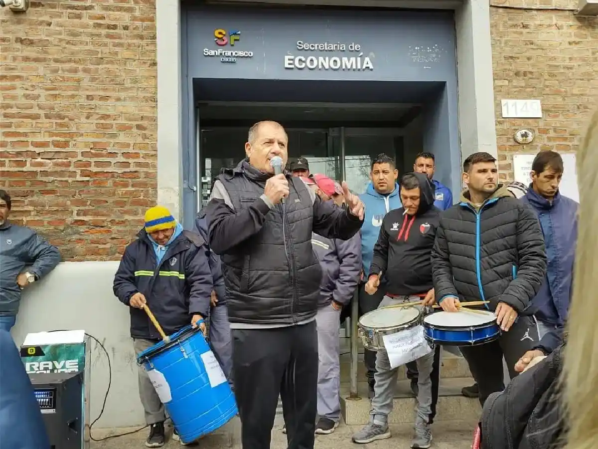 Empleados municipales continúan de asamblea