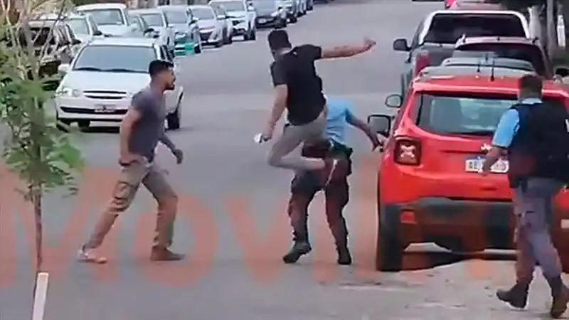 Un policía jugaba con su arma, mató por accidente a un amigo y casi lo linchan