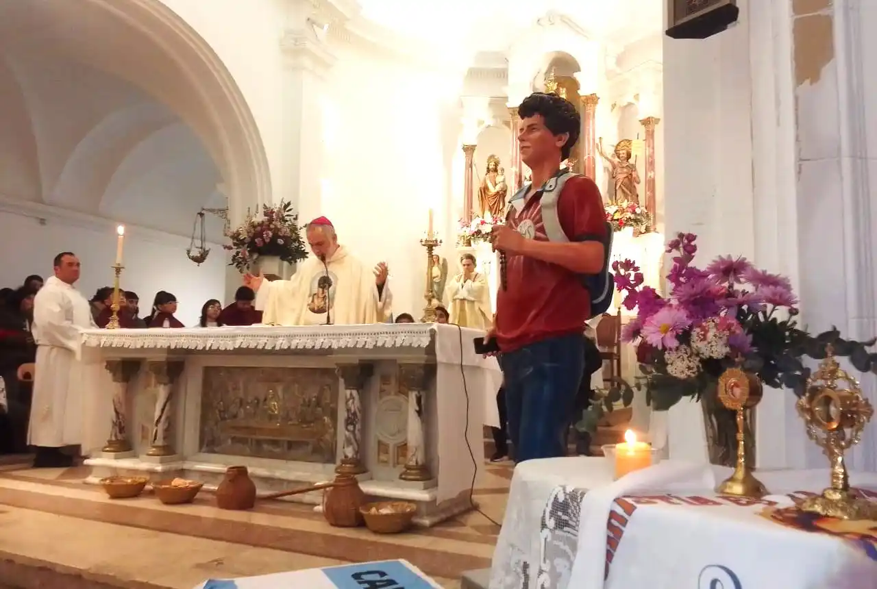 Con una Catedral colmada de jóvenes, se realizó la entronización de Carlo Acutis en Chascomús