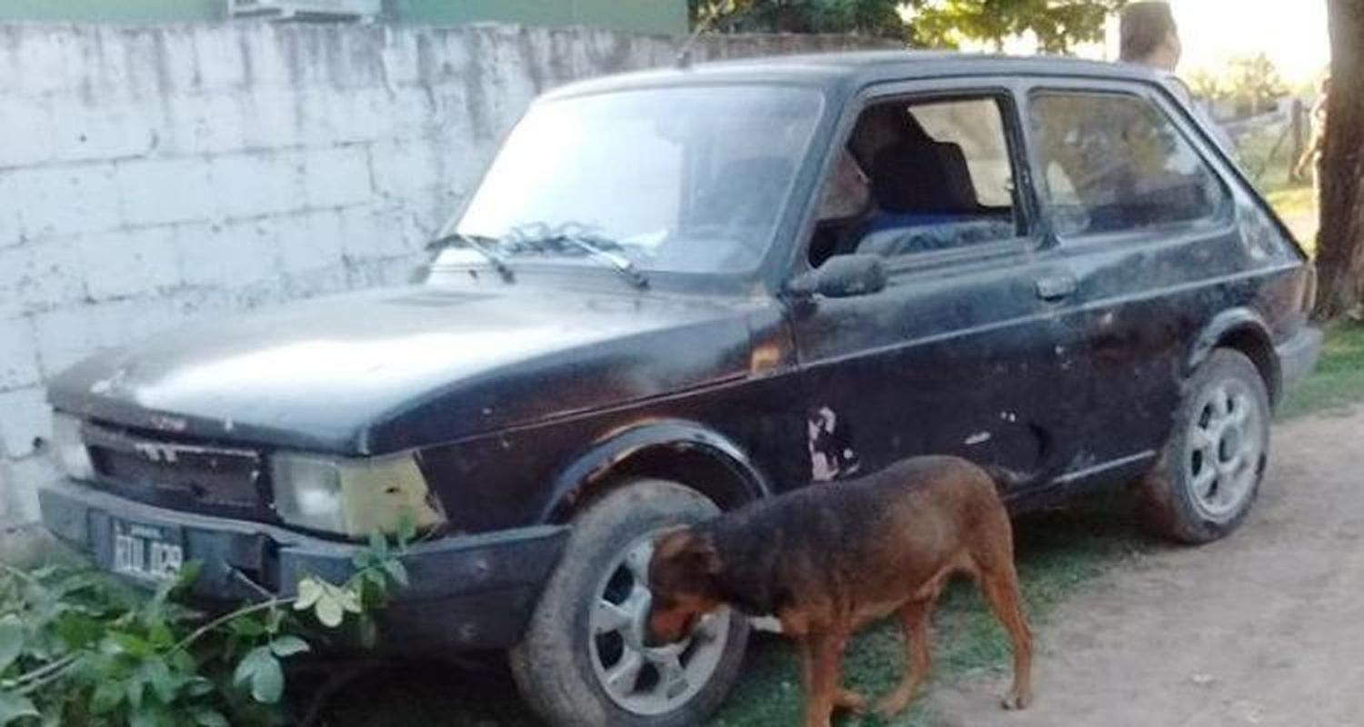 Salió con el auto de la casa y casi atropella a una familia que tomaba mates en la vereda