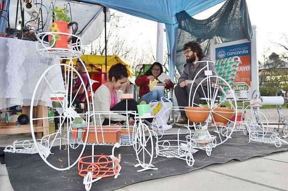 La Feria de los Artesanos estará presente el fin de semana largo en la Plaza 25 de Mayo