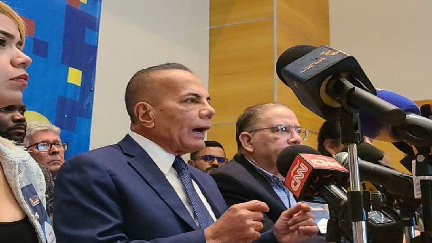 Manuel Rosales NO VA A PRIMARIAS por el momento: UNT inscribe a otro candidato ¿mientras negocia?