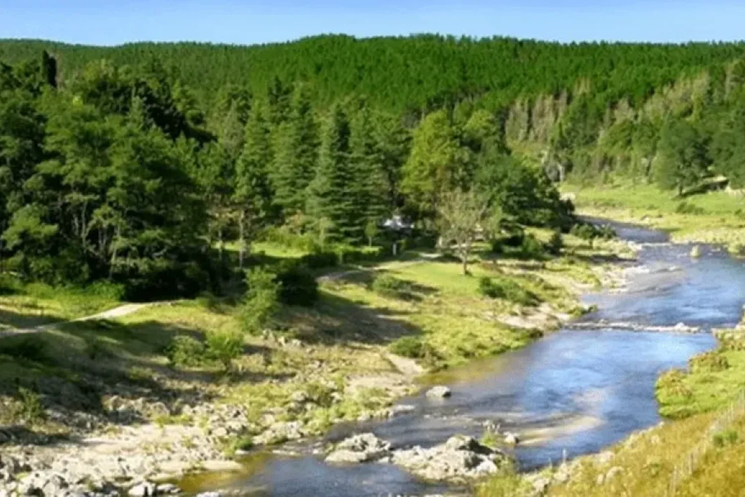 Un pueblo "desconocido" en medio del bosque que enamora con sus cascadas naturales y "playitas" paradisiacas