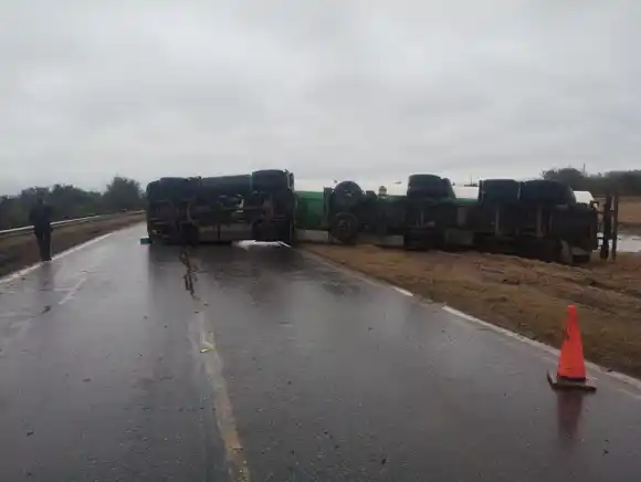 El vuelco de un camión cisterna en Ruta 34 complicó el tránsito: sigue cortado y hay desvíos