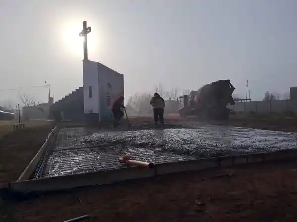 Obra con sentido comunitario: avanza la construcción del SUM del Hogar de Cristo en el barrio San Cayetano