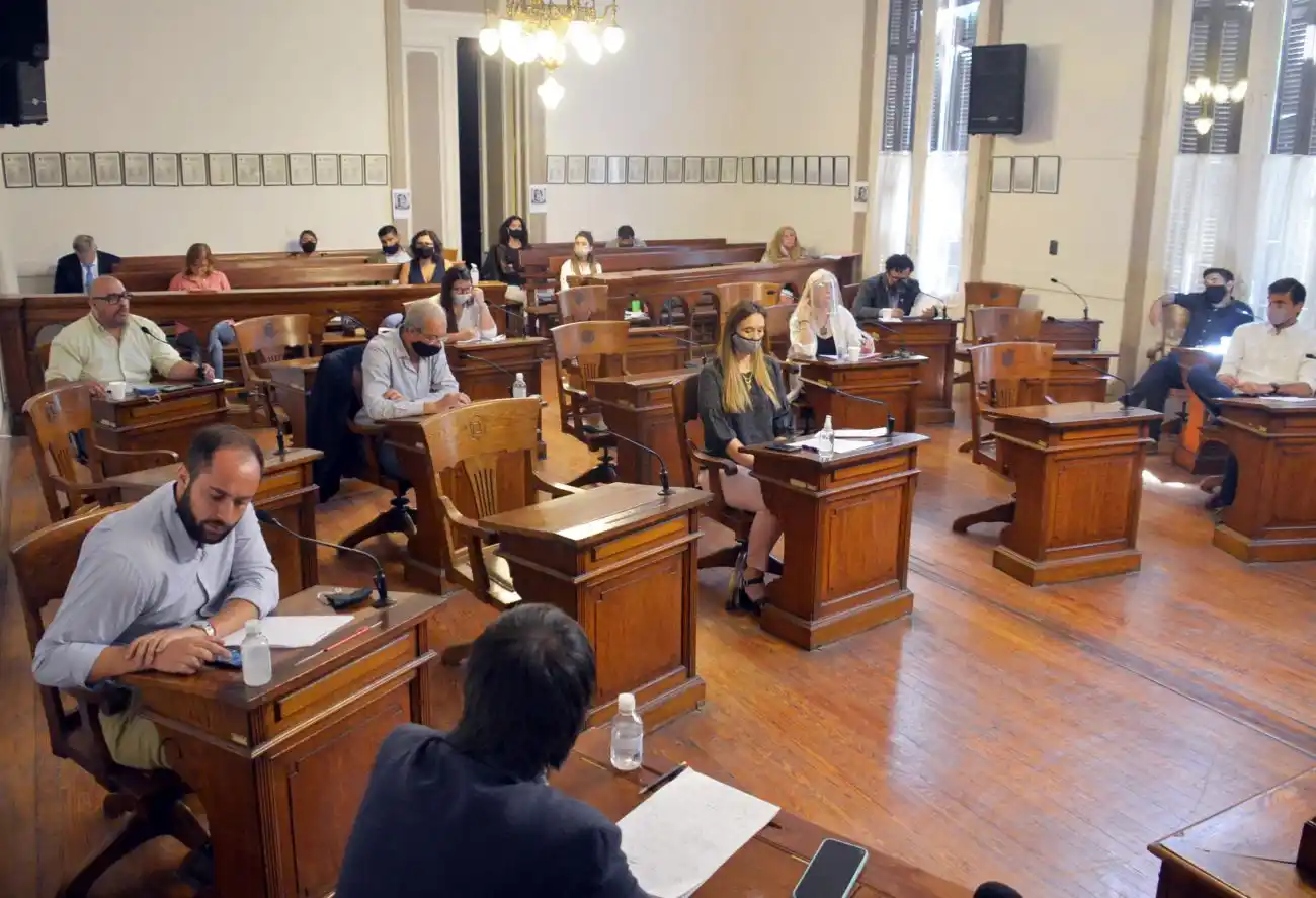 El Concejo aprobó el aumento de los taxis y reguló las plataformas digitales de transporte