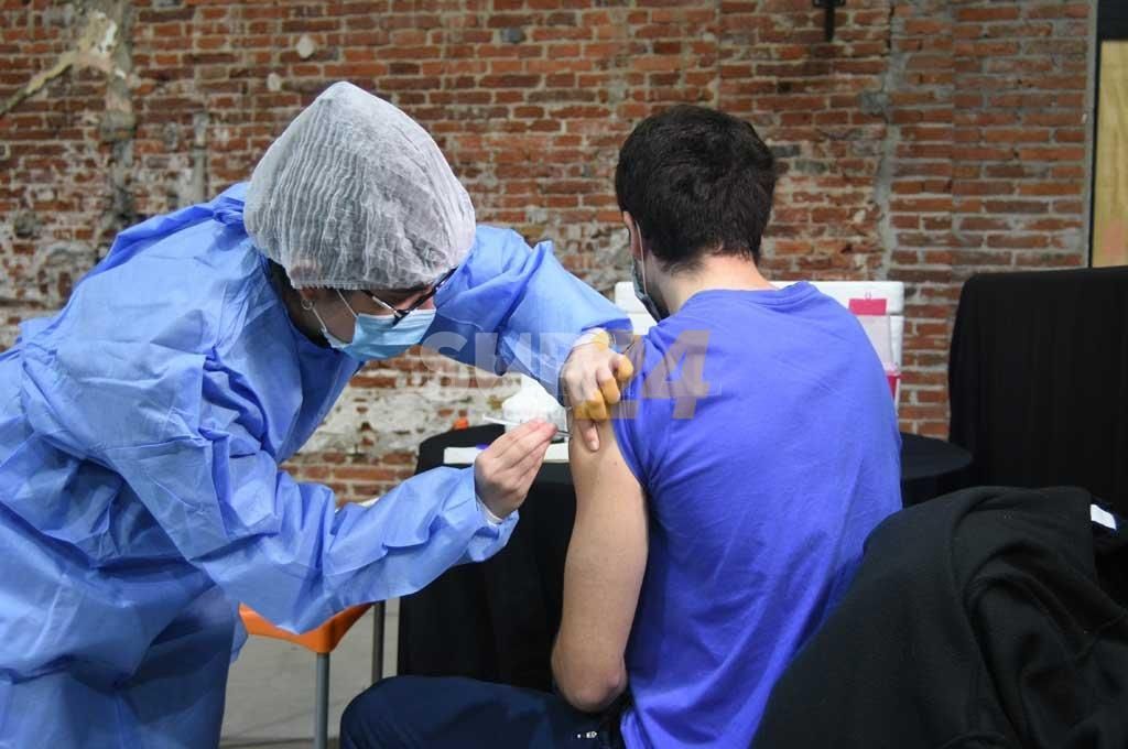 Enérgico llamado a la población joven para recibir la vacuna contra el Covid