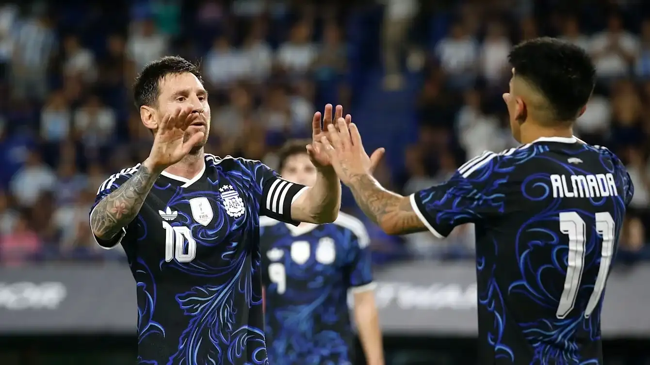 Lionel Messi junto a Thiago Almada.