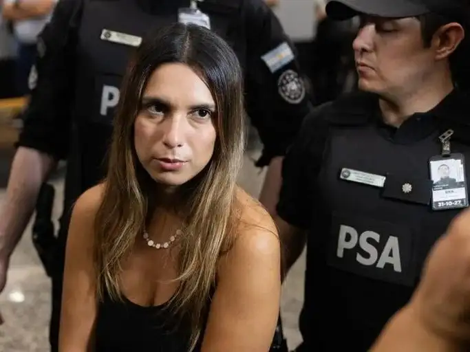 A través de un videoblog en redes sociales, mostró cómo fue su vida durante el arresto.