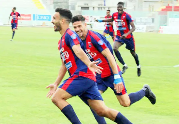 Doblete de Rizzo en Italia para sostenerse en la punta y quedar a un paso del ascenso