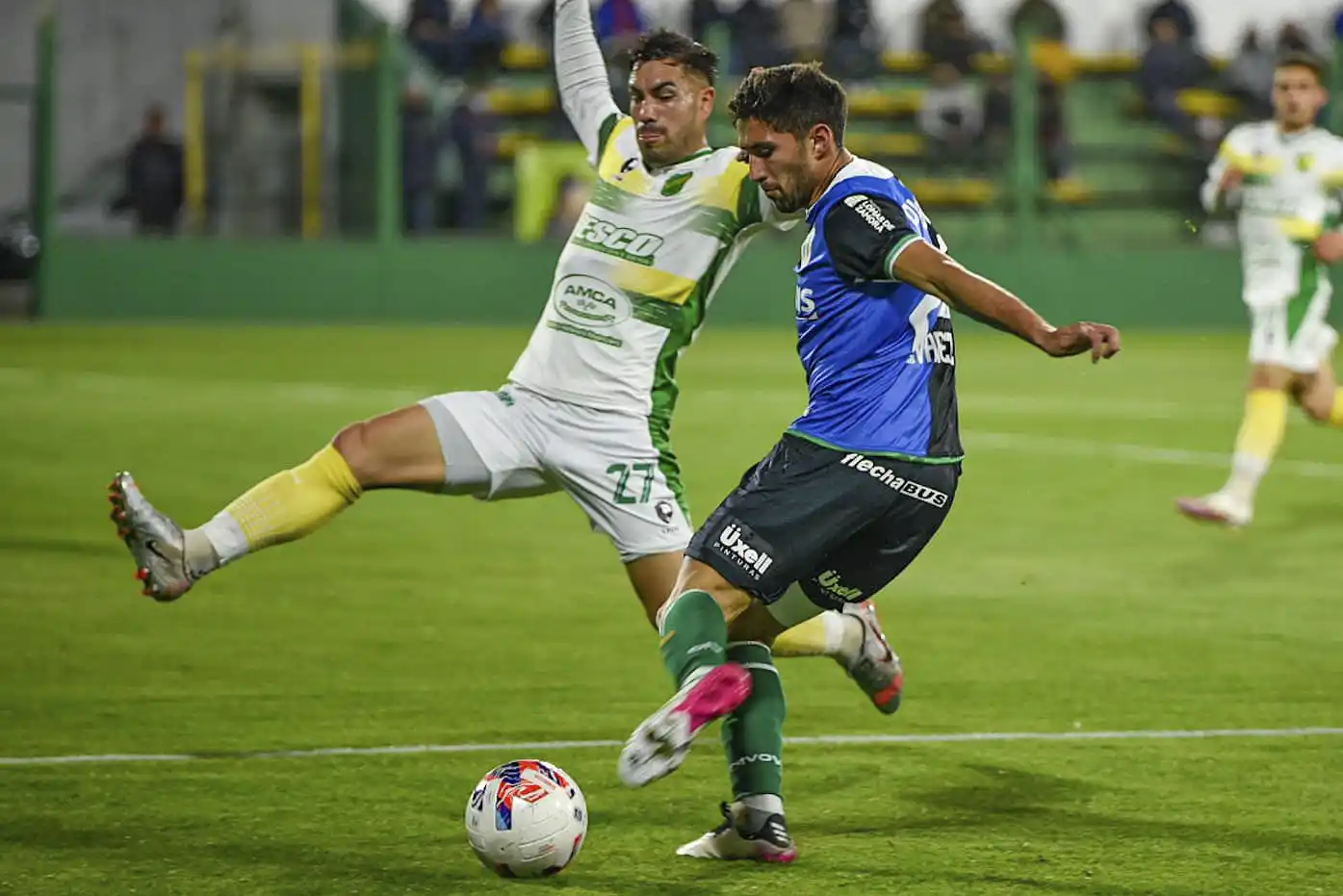 El tandilense Álvarez (Banfield), ante el cruce de Silva (Defensa y Justicia).