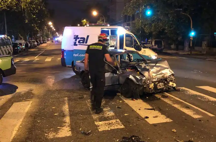 Intentaba cruzar la avenida Colón y lo embistieron: un herido