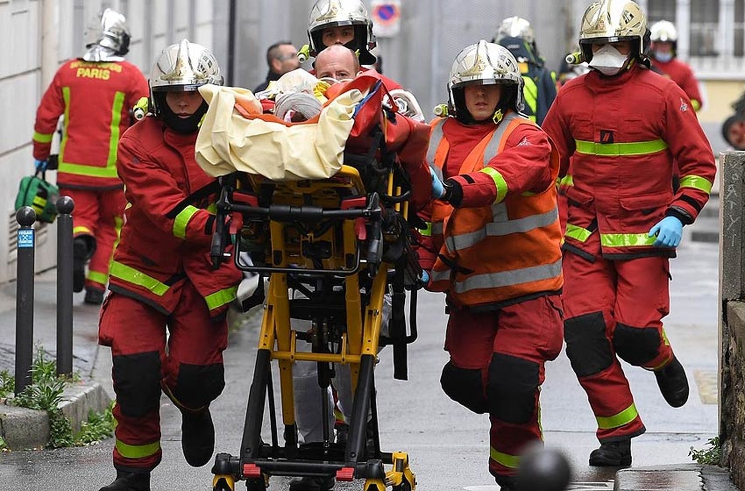 Un ataque con arma blanca deja dos heridos cerca de la antigua sede de Charlie Hebdo en París