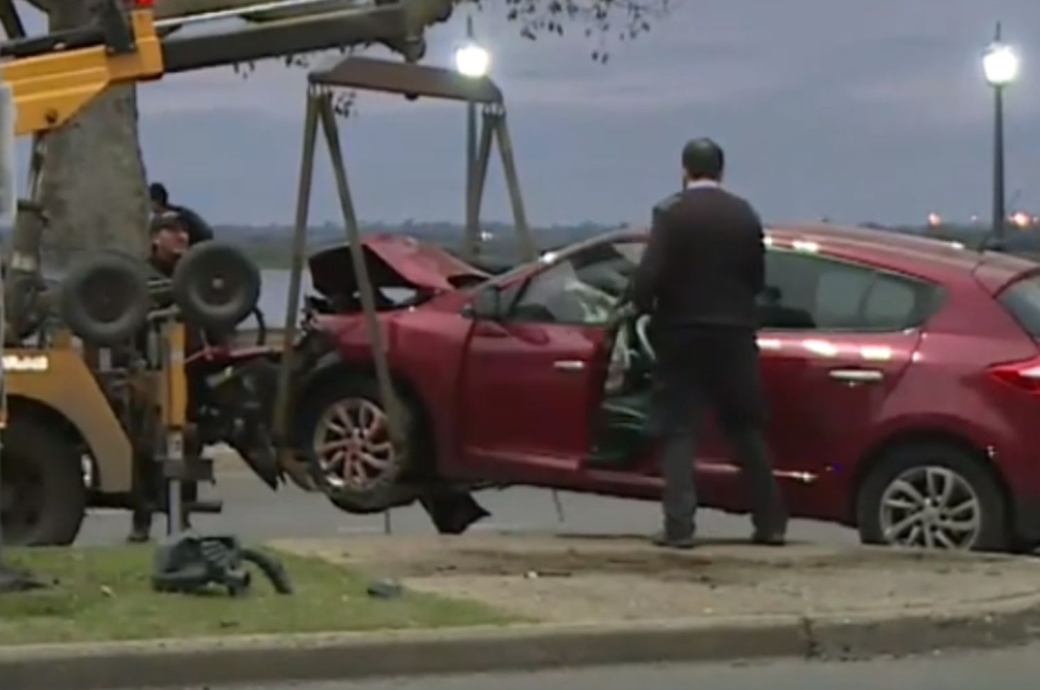 Una joven se descompensó y chocó contra un poste en la costanera de Santa Fe