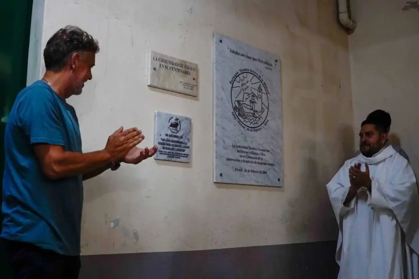 Descubrimiento de una placa conmemorativa que destaca la historia del templo. Foto: Municipalidad de Firmat.