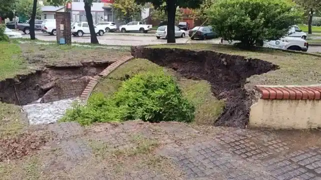 La lluvia causó un importante socavón en la ciudad de Crespo