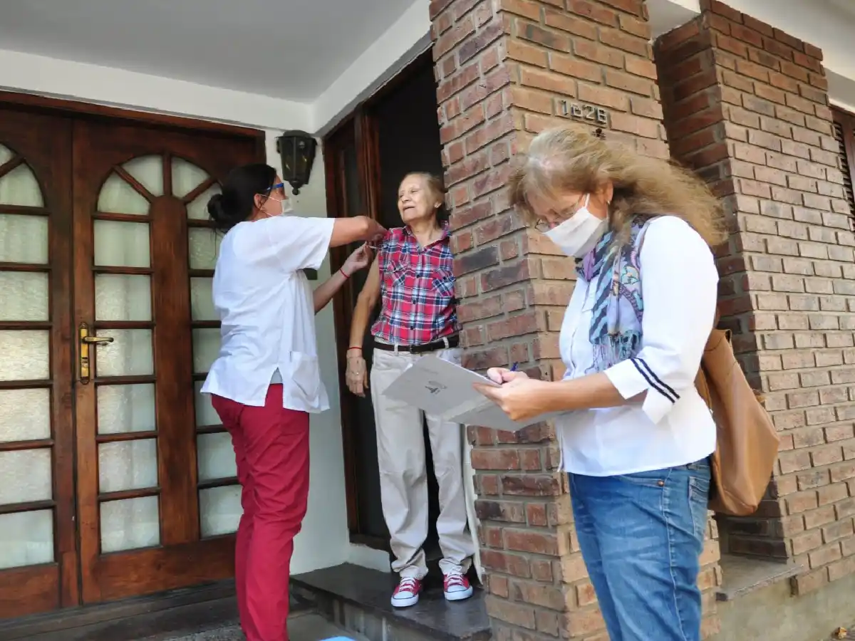 Mañana continúa la vacunación casa por casa en dos barrios 