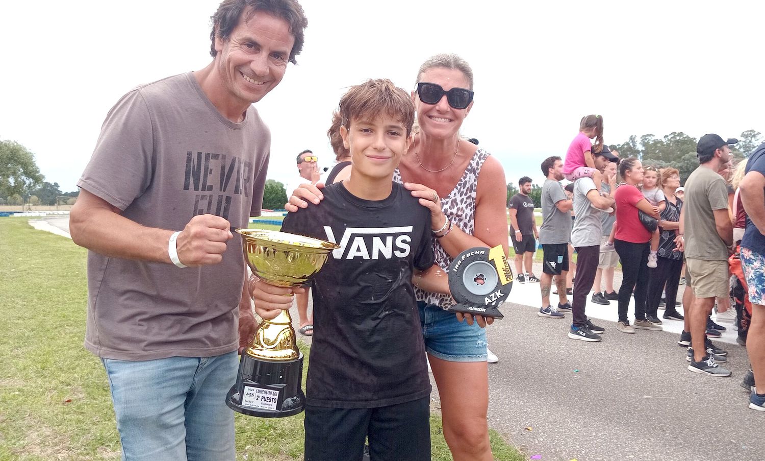 Toda la felicidad. Thiago Palotini con el trofeo y la alegría de su papá Leonardo y su mamá, en los boxes marplatenses
