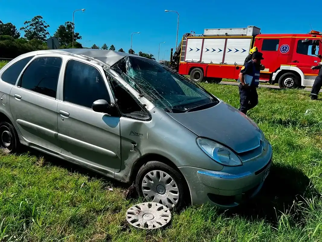 Conductora volcó su auto en la Autovía Artigas y fue hospitalizada