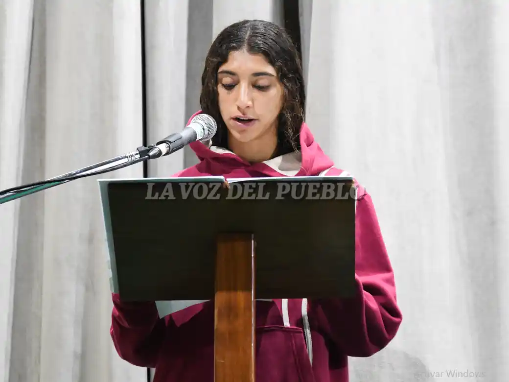 Delfina Hernández hizo referencia a que el 2 de abril es una fecha que invita a la reflexión. “Un día que vuelve cada año no solo para recordar sino para interpelarnos”, subrayó (FOTOS: AGOSTINA ALONSO)