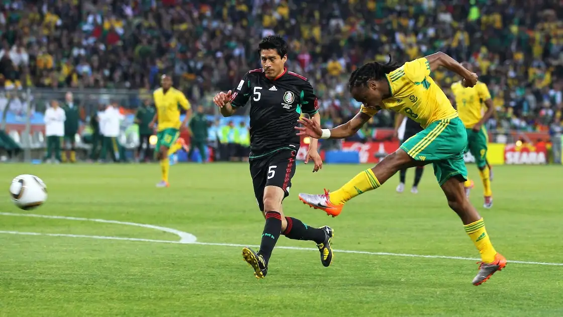 El conjunto anfitrión abrió el marcador a través de Siphiwe Tshabalala.