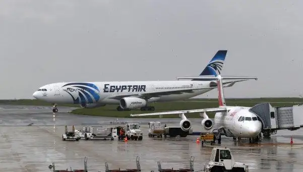 Avión que salió de París se estrelló en Grecia: crece la hipótesis de atentado