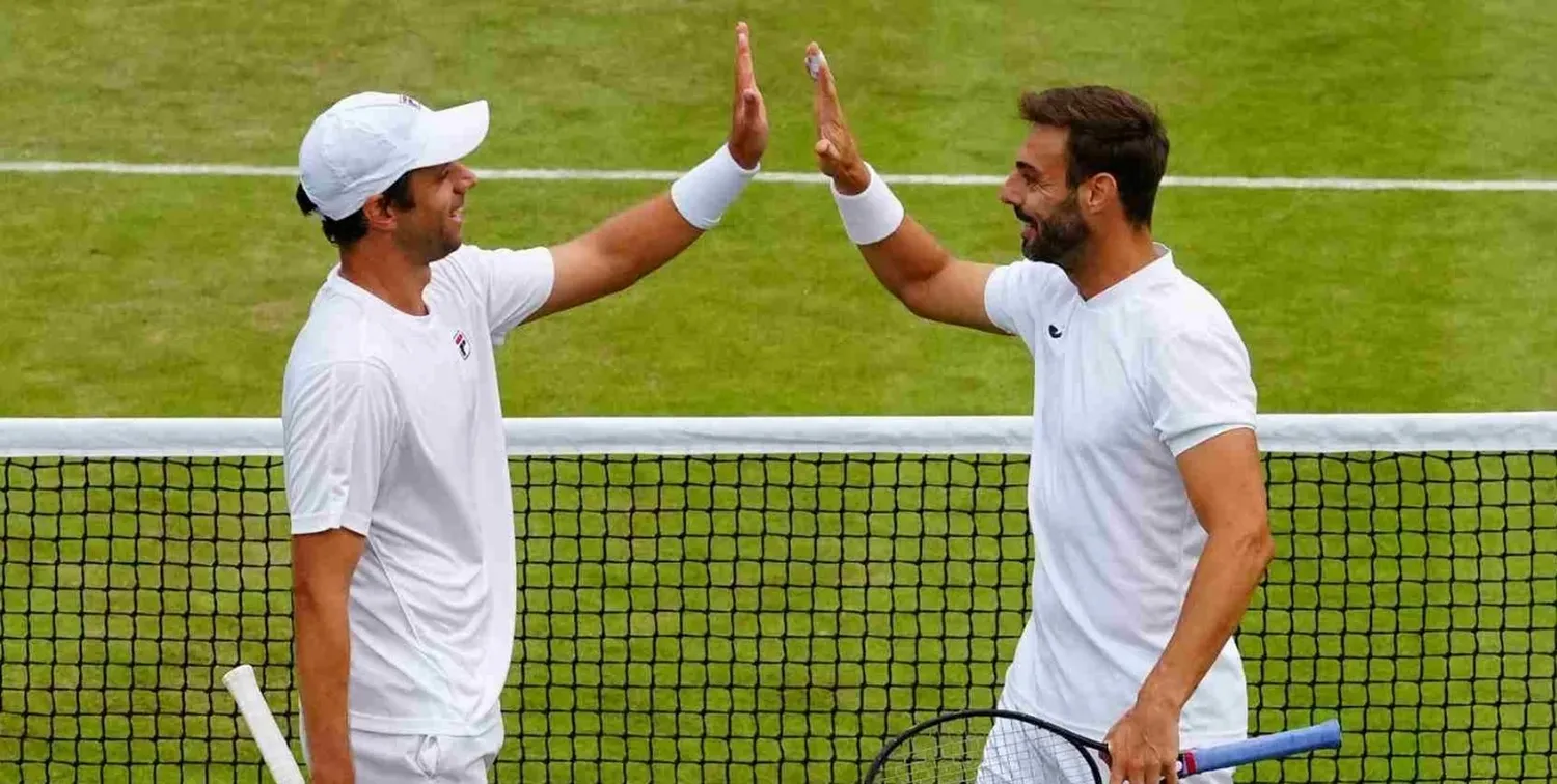 Horacio Zeballos y Marcel Granollers en el césped de Wimbledon.