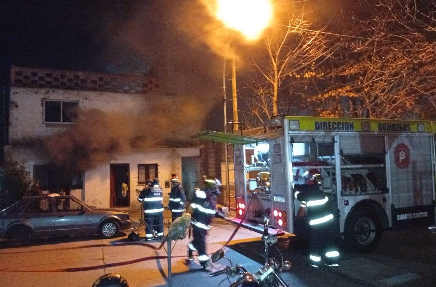 Bomberos del Cuartel Centro concurrieron a sofocar el incendio.