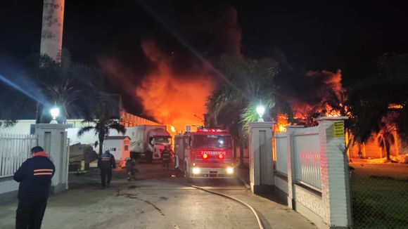 Alarma en la madrugada por un nuevo incendio en la fábrica de colchones Sueño Dorado de Rafaela