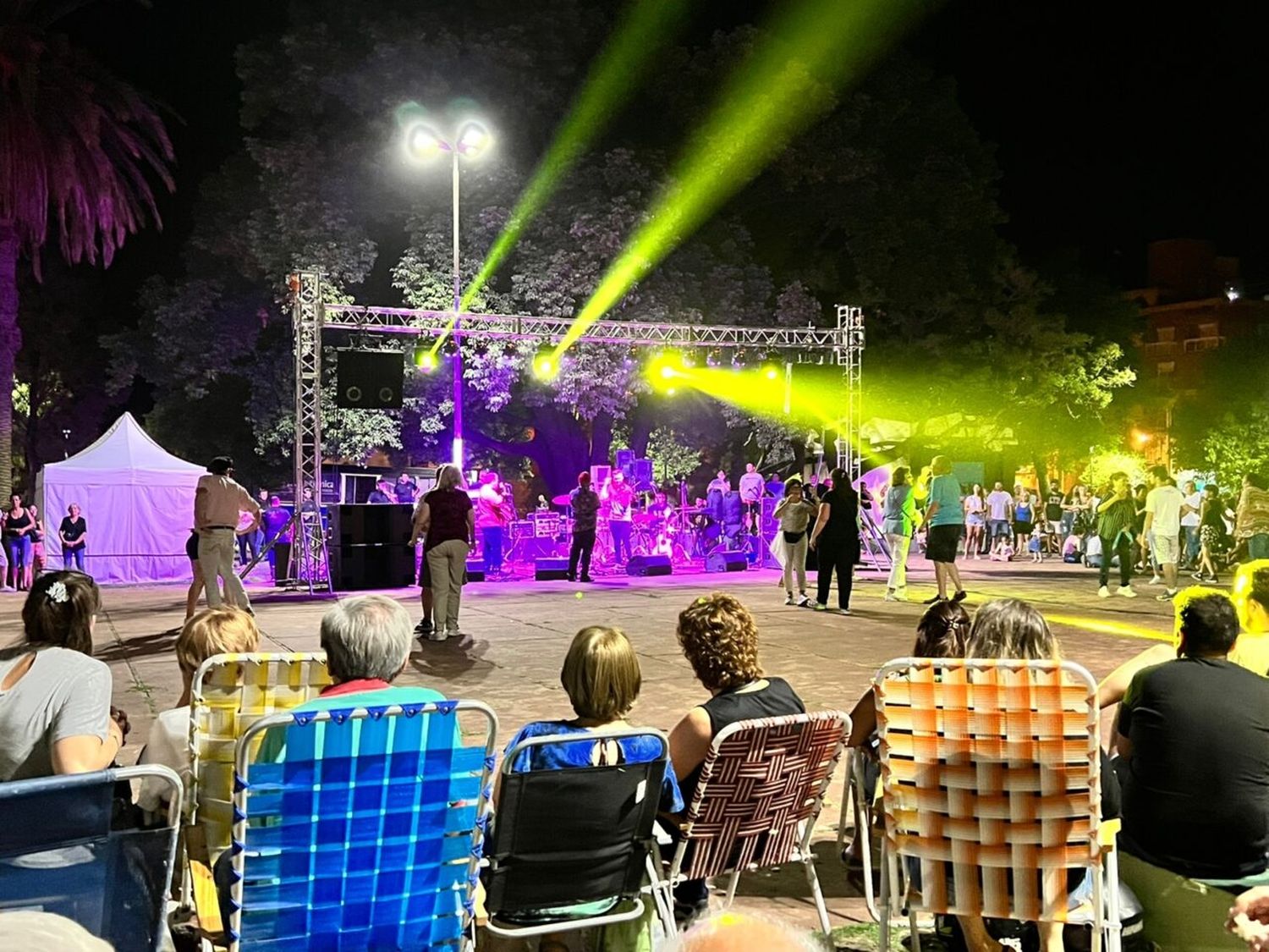 Venado Tuerto: multitudinaria concurrencia en la Feria Municipal de Plaza Sarmiento  