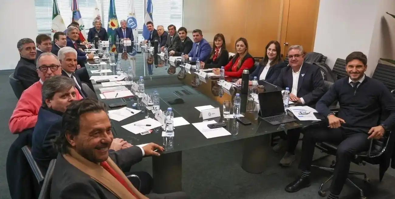 Varios de los mandatarios, entre ellos Pullaro, en el CFI.