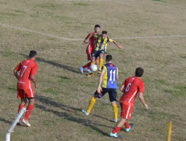 Independiente y Juventud Urdinarrain no se sacaron ventajas en el Stauber