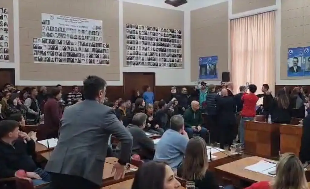 Accidentada sesión en el Concejo, con gritos, empujones, insultos y huevazos.