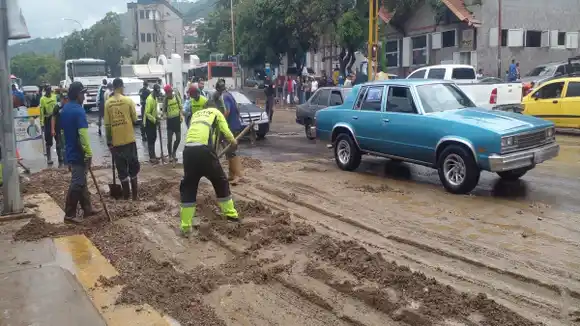 ¡Y FALTA LA ONDA TROPICAL 47! TREMENDO SUSTO metió crecida del río Curucutí en La Guaira