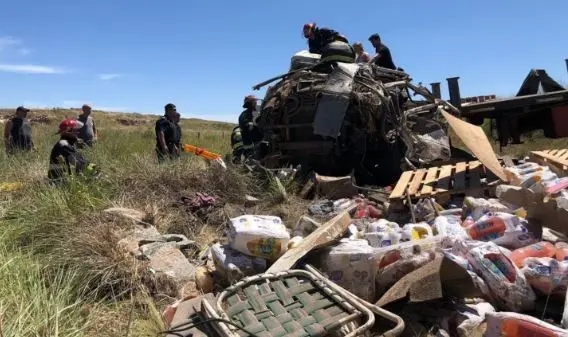 Tres muertos por un brutal choque entre un auto y un camión en Tandil