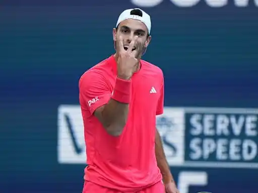 Fran Cerúndolo y un gesto en su partido contra Grigor Dimitrov en Miami .Foto: @RICH STORRY