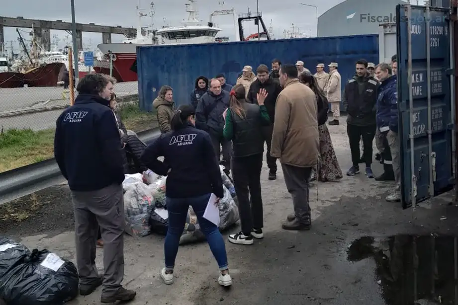 La indumentaria fue repartida en un operativo realizado en la Aduana del Puerto.