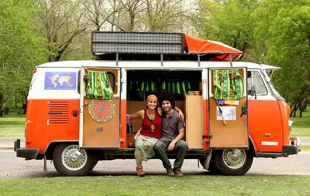 La pareja que recorre el mundo educando en derechos del niño 