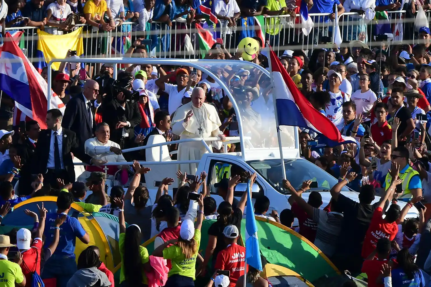 Francisco está preocupado por Venezuela y por los escándalos