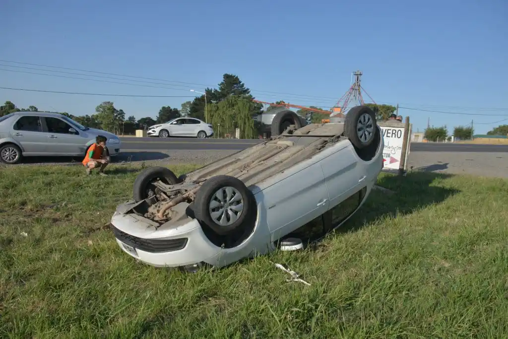 Un conductor volcó el vehículo en el que viajaba en Ruta Nacional 226 y La Pampa