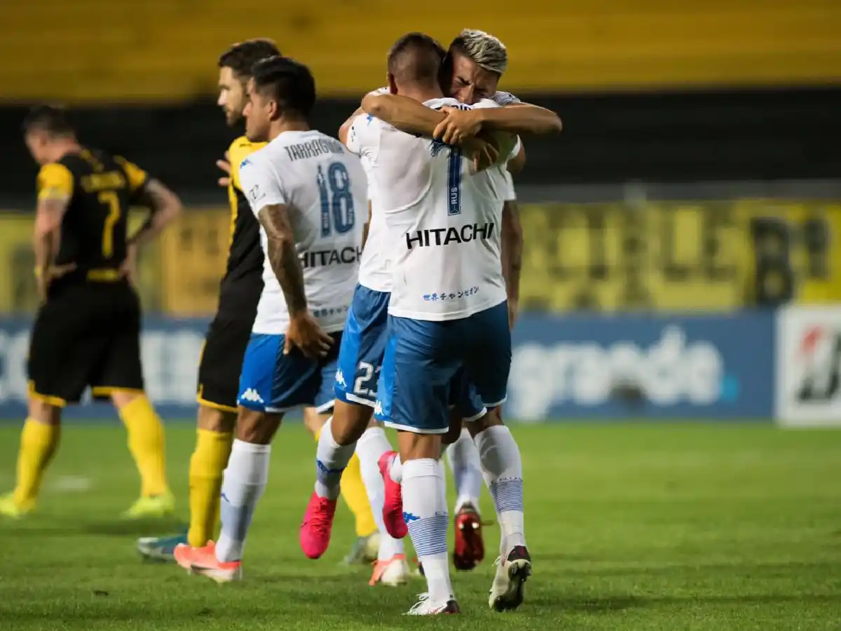 Vélez se instaló en octavos de final