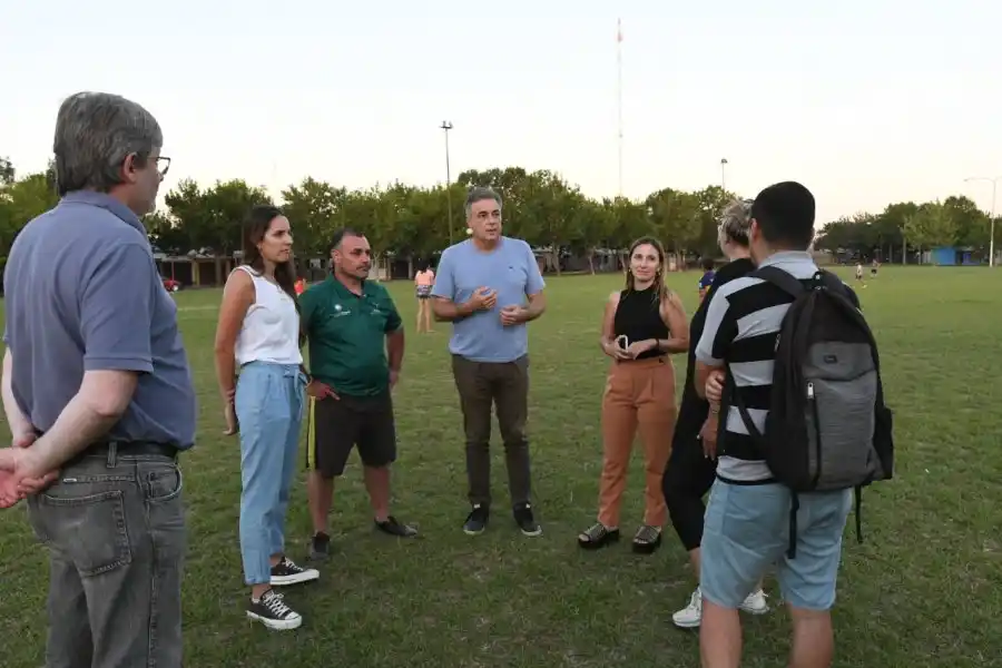 Mayor iluminación en espacios deportivos y recreativos del barrio Mora